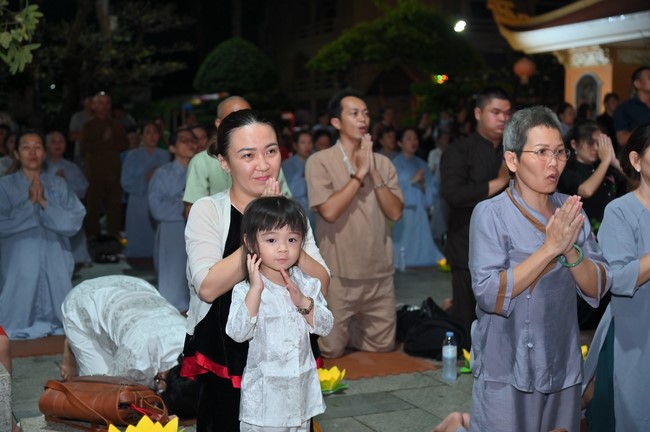 Lantern Candle Lighting Ceremony to commemorate the ordination of Bodhisattva Avalokiteśvara