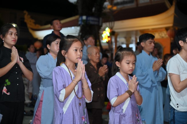 Lantern Candle Lighting Ceremony to commemorate the ordination of Bodhisattva Avalokiteśvara