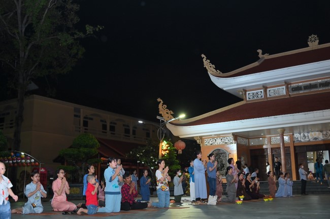 Lantern Candle Lighting Ceremony to commemorate the ordination of Bodhisattva Avalokiteśvara
