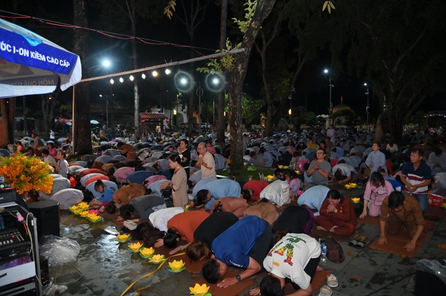 Lantern Candle Lighting Ceremony to commemorate the ordination of Bodhisattva Avalokiteśvara