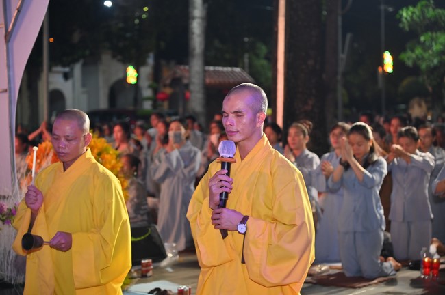 Lantern Candle Lighting Ceremony to commemorate the ordination of Bodhisattva Avalokiteśvara