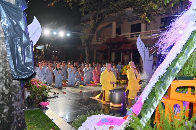 Lantern Candle Lighting Ceremony to commemorate the ordination of Bodhisattva Avalokiteśvara