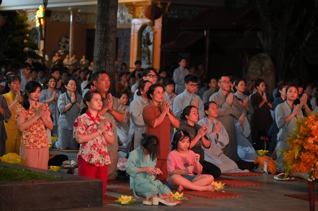 Lantern Candle Lighting Ceremony to commemorate the ordination of Bodhisattva Avalokiteśvara