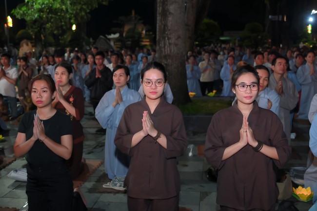 Lantern Candle Lighting Ceremony to commemorate the ordination of Bodhisattva Avalokiteśvara