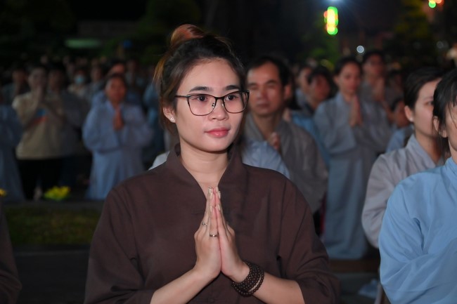 Lantern Candle Lighting Ceremony to commemorate the ordination of Bodhisattva Avalokiteśvara