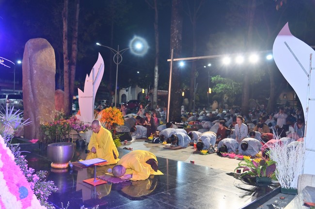 Lantern Candle Lighting Ceremony to commemorate the ordination of Bodhisattva Avalokiteśvara