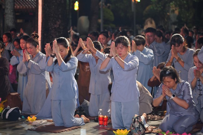 Lantern Candle Lighting Ceremony to commemorate the ordination of Bodhisattva Avalokiteśvara