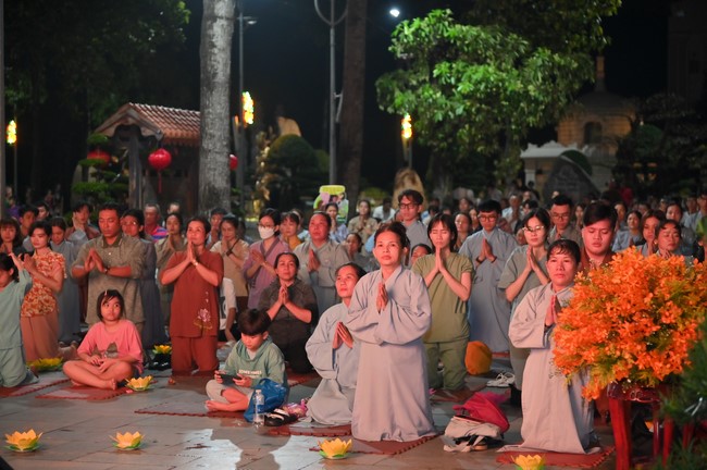Lantern Candle Lighting Ceremony to commemorate the ordination of Bodhisattva Avalokiteśvara