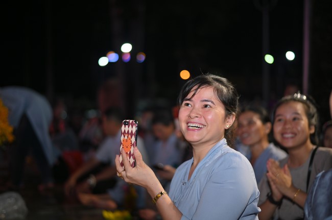 Lantern Candle Lighting Ceremony to commemorate the ordination of Bodhisattva Avalokiteśvara