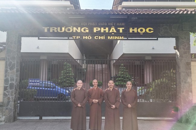 Quỹ đào tạo Tăng tài NCT cúng dường đến trường Trung cấp Phật học TP.HCM