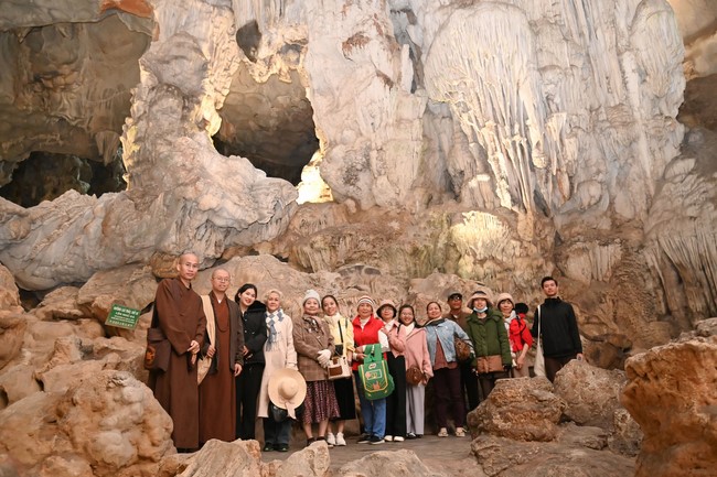 Pilgrimage and visit the scenic spots in the North of Contestants won the 5th Wisdom Light Illuminating