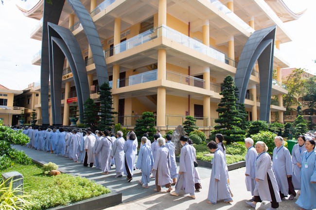 Dharma talk Don't sell our life cheap in the 101st Seven-day Retreat