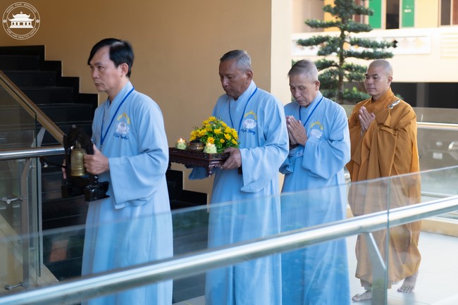 Dharma talk Contemplating of the Buddha statue to recite His name in the 101st Seven-day Retreat