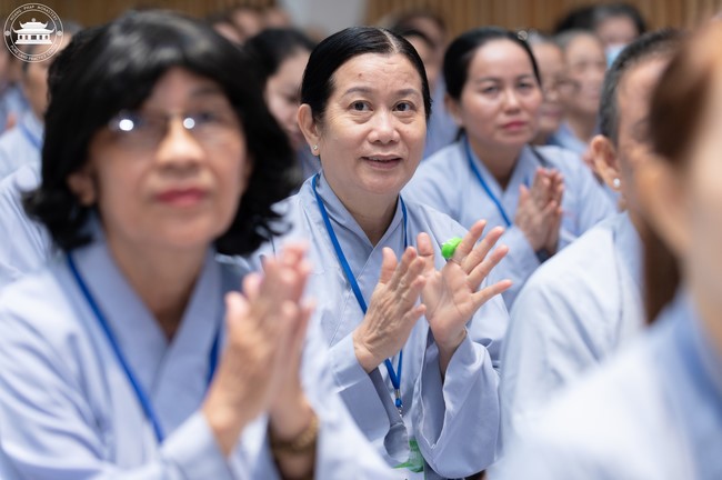 Dharma talk Contemplating of the Buddha statue to recite His name in the 101st Seven-day Retreat