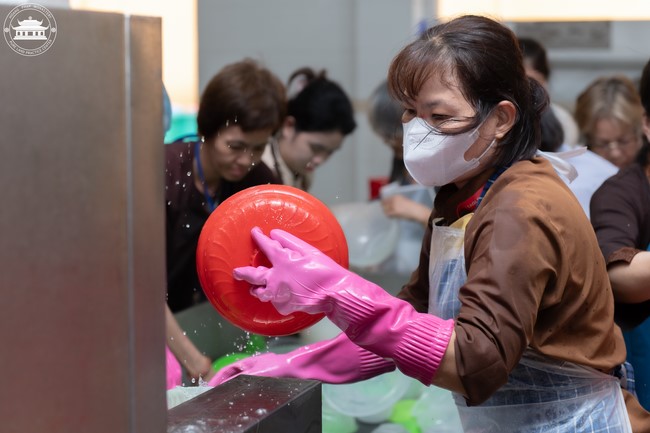 Dharma talk Contemplating of the Buddha statue to recite His name in the 101st Seven-day Retreat