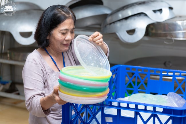 Dharma talk Contemplating of the Buddha statue to recite His name in the 101st Seven-day Retreat