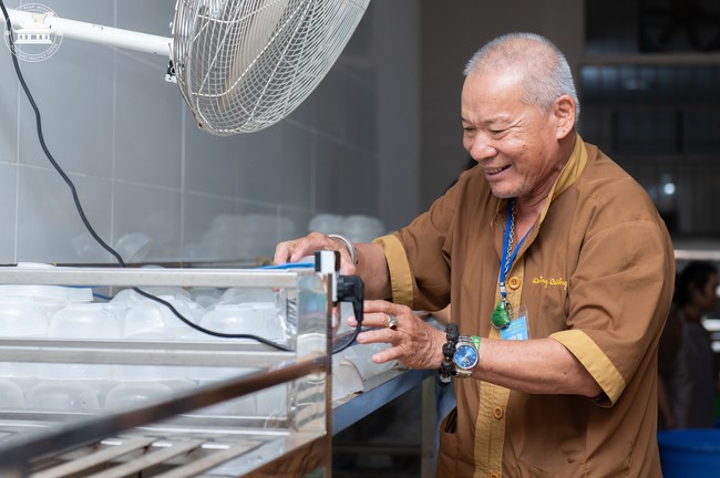 Dharma talk Contemplating of the Buddha statue to recite His name in the 101st Seven-day Retreat