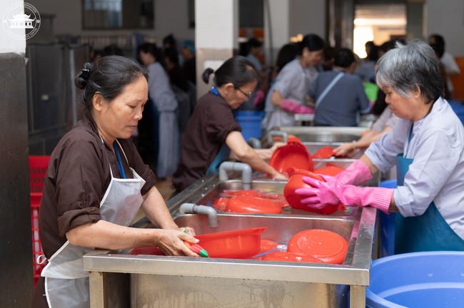 Dharma talk Contemplating of the Buddha statue to recite His name in the 101st Seven-day Retreat