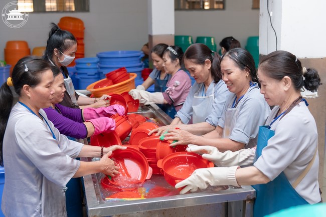 Dharma talk Contemplating of the Buddha statue to recite His name in the 101st Seven-day Retreat