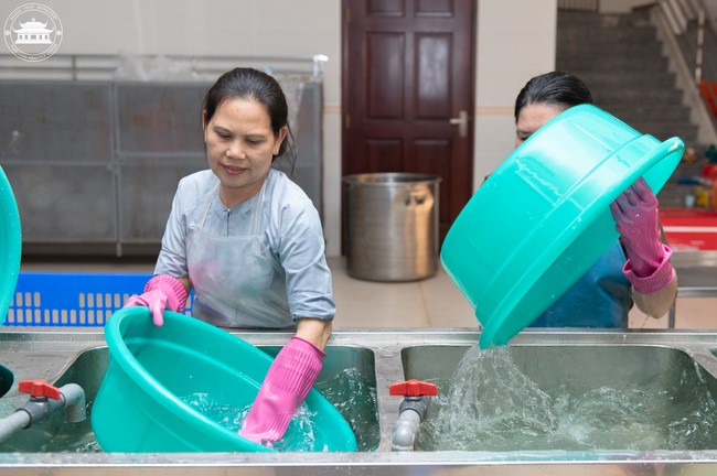 Dharma talk Contemplating of the Buddha statue to recite His name in the 101st Seven-day Retreat