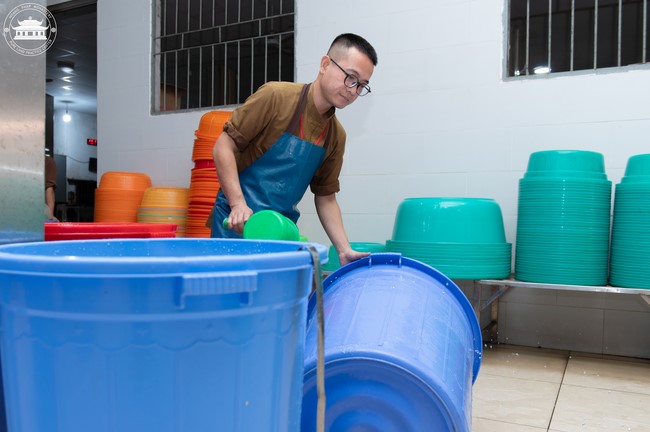 Dharma talk Contemplating of the Buddha statue to recite His name in the 101st Seven-day Retreat