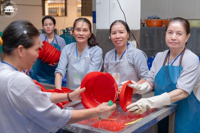 Dharma talk Contemplating of the Buddha statue to recite His name in the 101st Seven-day Retreat