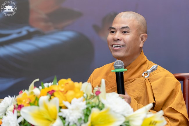 Dharma talk Contemplating of the Buddha statue to recite His name in the 101st Seven-day Retreat
