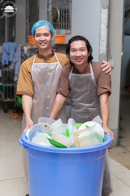 Dharma talk Contemplating of the Buddha statue to recite His name in the 101st Seven-day Retreat