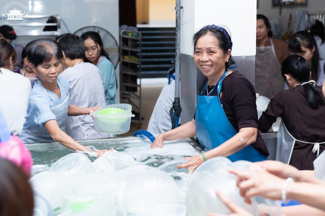 Dharma talk Contemplating of the Buddha statue to recite His name in the 101st Seven-day Retreat