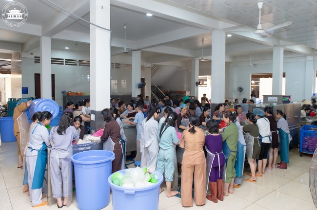 Dharma talk Contemplating of the Buddha statue to recite His name in the 101st Seven-day Retreat