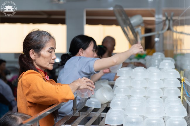 Dharma talk Contemplating of the Buddha statue to recite His name in the 101st Seven-day Retreat