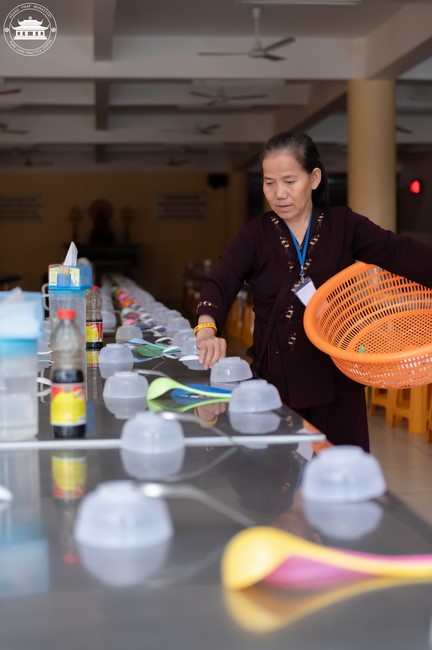 Dharma talk Contemplating of the Buddha statue to recite His name in the 101st Seven-day Retreat