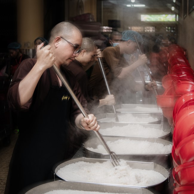 Dharma talk Contemplating of the Buddha statue to recite His name in the 101st Seven-day Retreat