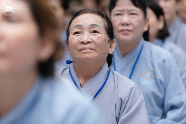 Dharma talk Contemplating of the Buddha statue to recite His name in the 101st Seven-day Retreat