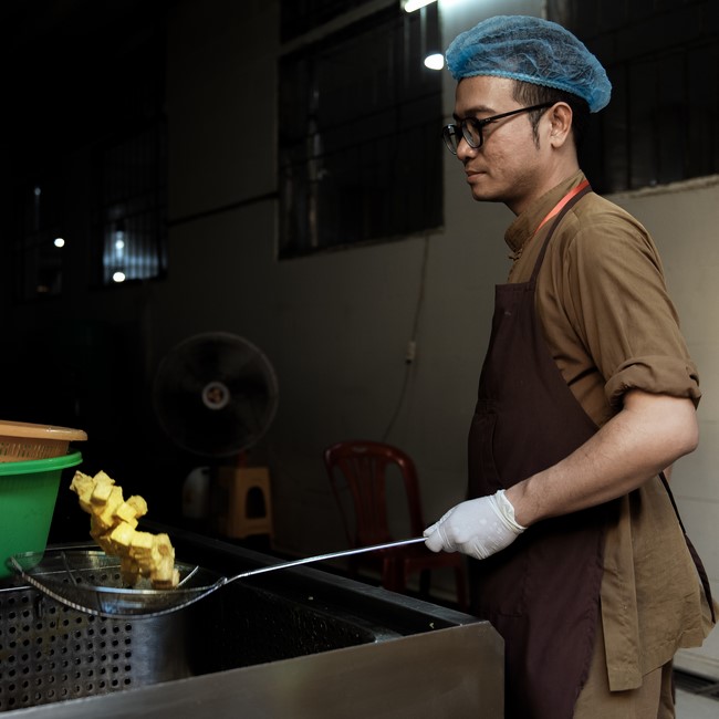 Dharma talk Contemplating of the Buddha statue to recite His name in the 101st Seven-day Retreat