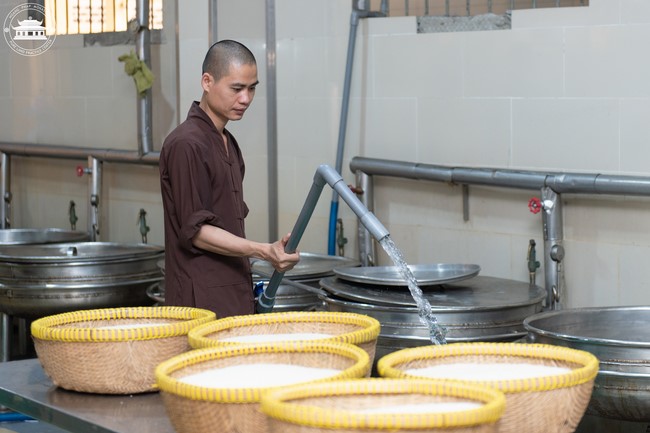 Dharma talk Contemplating of the Buddha statue to recite His name in the 101st Seven-day Retreat