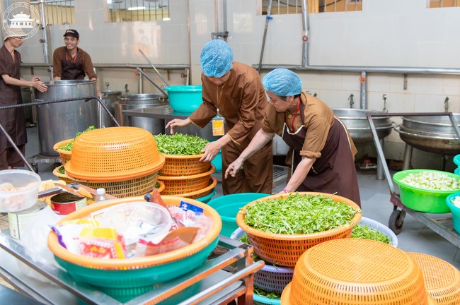 Dharma talk Contemplating of the Buddha statue to recite His name in the 101st Seven-day Retreat