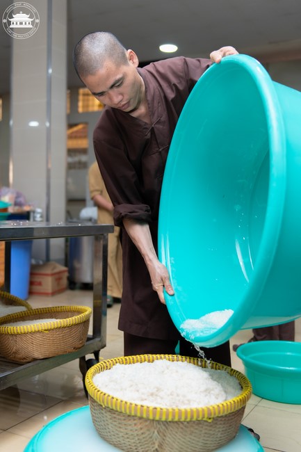 Dharma talk Contemplating of the Buddha statue to recite His name in the 101st Seven-day Retreat