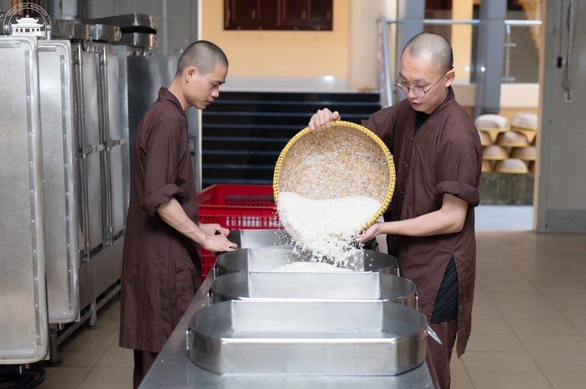 Dharma talk Contemplating of the Buddha statue to recite His name in the 101st Seven-day Retreat