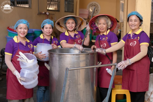 Dharma talk Contemplating of the Buddha statue to recite His name in the 101st Seven-day Retreat