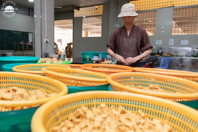 Dharma talk Contemplating of the Buddha statue to recite His name in the 101st Seven-day Retreat