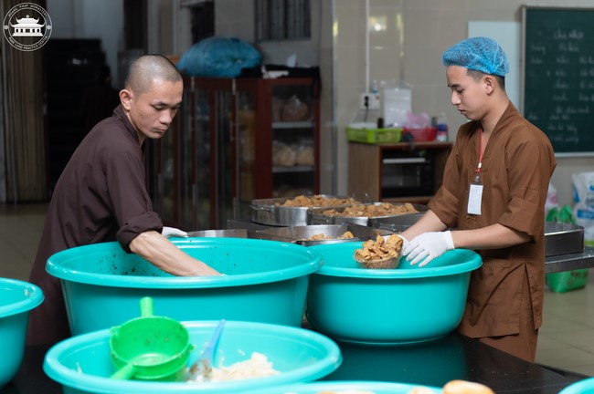 Dharma talk Contemplating of the Buddha statue to recite His name in the 101st Seven-day Retreat
