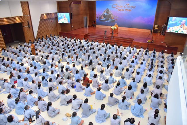 Dharma talk Contemplating of the Buddha statue to recite His name in the 101st Seven-day Retreat