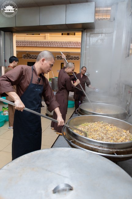Dharma talk Contemplating of the Buddha statue to recite His name in the 101st Seven-day Retreat