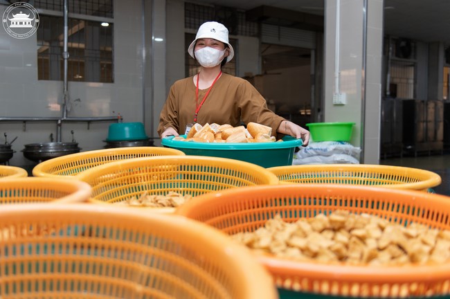 Dharma talk Contemplating of the Buddha statue to recite His name in the 101st Seven-day Retreat