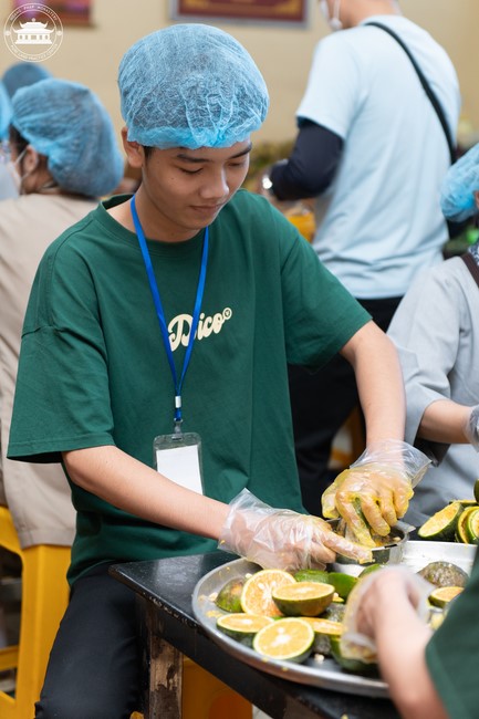 Dharma talk Contemplating of the Buddha statue to recite His name in the 101st Seven-day Retreat