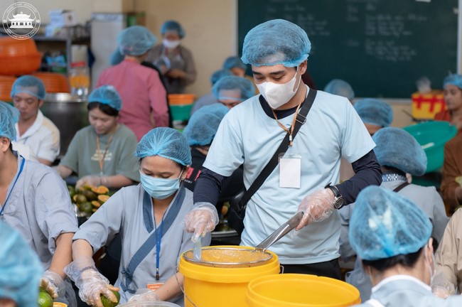 Dharma talk Contemplating of the Buddha statue to recite His name in the 101st Seven-day Retreat
