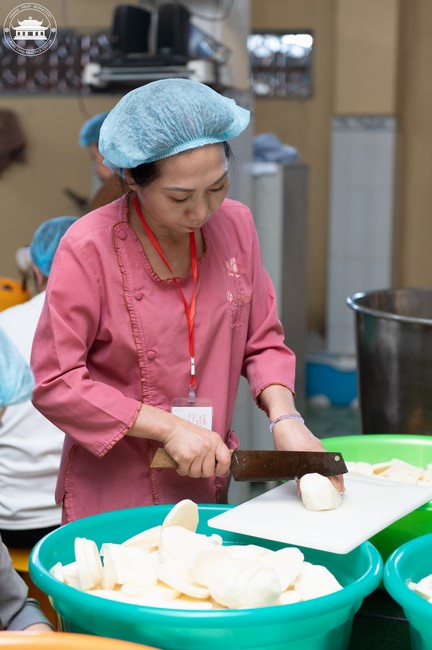 Dharma talk Contemplating of the Buddha statue to recite His name in the 101st Seven-day Retreat