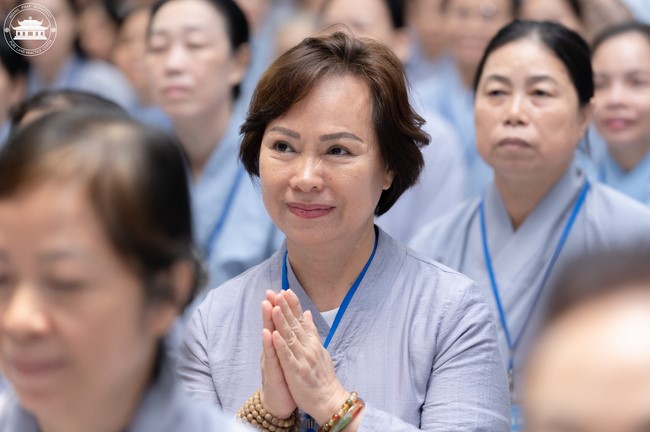 Dharma talk Contemplating of the Buddha statue to recite His name in the 101st Seven-day Retreat