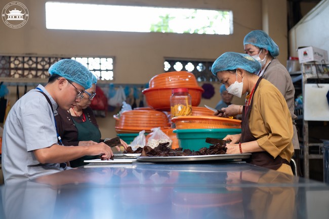 Dharma talk Contemplating of the Buddha statue to recite His name in the 101st Seven-day Retreat